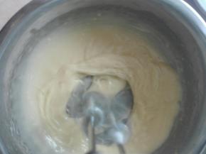 糖粉（不可以换成其它糖）加油，加蛋液用打蛋器低速打发