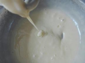 打发到拉出细丝，且低落后不易消失