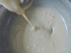 打发到拉出细丝，且低落后不易消失