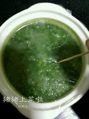 然后盖上保鲜膜，用牙签儿在保鲜膜上扎些小眼，防止滴水进去