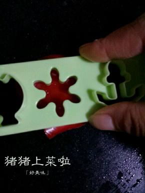 红色彩椒用磨具压出小花，可以用胡萝卜，我家里没有，就用彩椒代替了