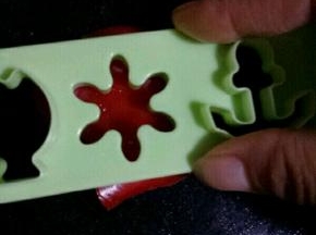 红色彩椒用磨具压出小花，可以用胡萝卜，我家里没有，就用彩椒代替了