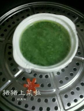 蒸锅放水烧开，然后将鸡蛋放进去大火蒸15分钟，彩椒花也放旁边蒸熟