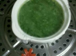 蒸锅放水烧开，然后将鸡蛋放进去大火蒸15分钟，彩椒花也放旁边蒸熟