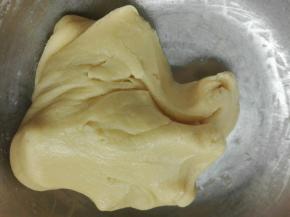 筛入低粉，泡打粉，奶粉，盐刮刀拌均匀，不要过度揉