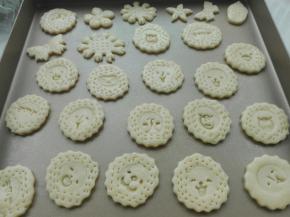 擀成大片，用模具切割成自己喜欢图案