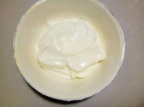 加入蛋黄搅打几圈