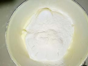 筛入低筋面粉，轻柔地拌到无干粉状态