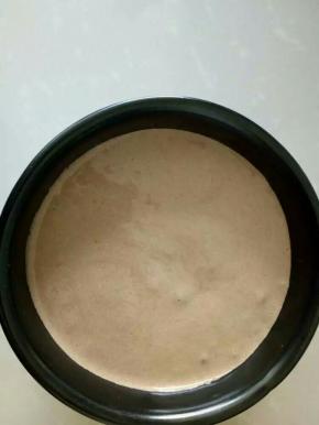 再倒入可可糊拌匀，倒入模具