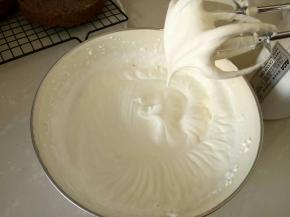 淡奶油加糖打到有纹路，可流动