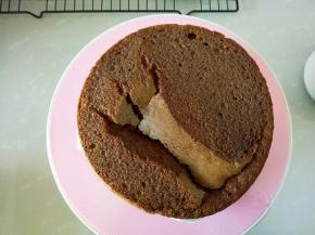 用奶油填补空隙后再盖上不平整的那片