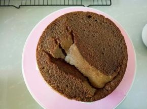 用奶油填补空隙后再盖上不平整的那片