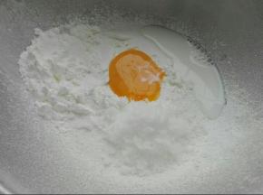 所有材料混合，调成无干粉面团