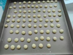 分别捏成小菠萝豆大小，轻轻搓成小圆球球，依次放入烤盘