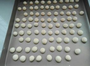 烤箱预热，中层上下火160度，10分钟，取出放凉