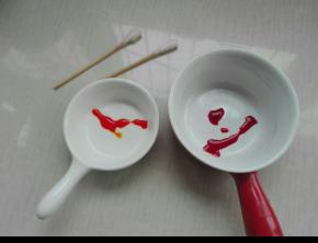 准备黄色和红色各两滴色素分别滴入两滴水，棉棒两支，可食用黑色素笔一支