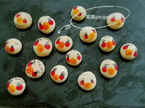 用棉棒顶端沾颜色轻轻按压小馒头上，做出嘴巴和腮红，眼睛，眉毛，头发用黑色食用色素笔画出来即可