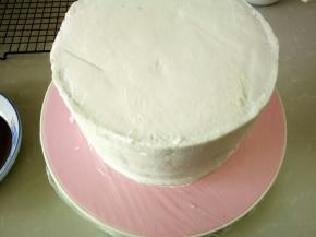 同上一步，盖上最后一片，周围都抹上奶油