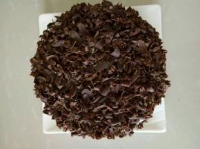 蛋糕四周全部撒上巧克力屑