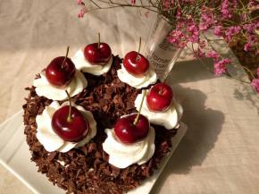 挤上奶油，摆上樱桃完成