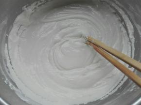 筷子搅拌均匀，无干粉即可