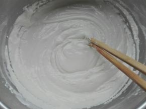 筷子搅拌均匀，无干粉即可