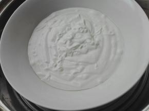 另备一个碗，刷点底油，防止糯米粉太黏碗上面，上锅大火蒸15-20分钟