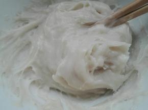 取出来，趁热用筷子搅拌滑顺，盖保鲜膜放置温热