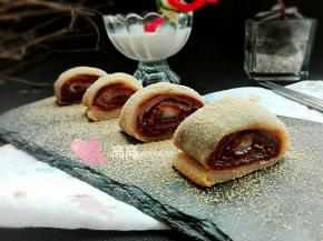 切成自己想要的大小，表面筛熟黄豆粉