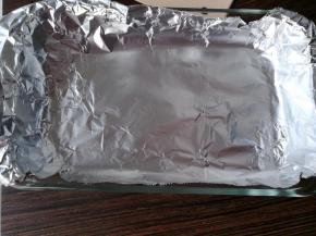 玻璃容器铺上锡纸防粘，也可以用圆形戚风模具，也要铺锡纸，或者涂油防粘。