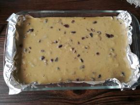 把拌好的面糊倒入玻璃盘，震平，表面加盖保鲜膜。