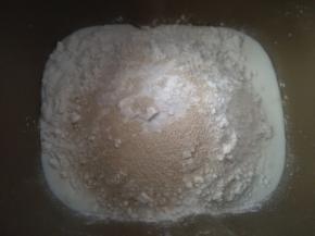 所有原料除黄油外放入面包桶，先液体后固体顺序排放，启动面包机和面程序。