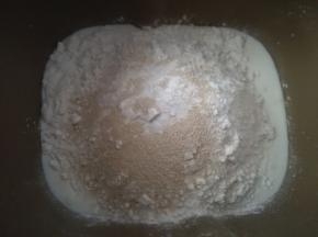 所有原料除黄油外放入面包桶，先液体后固体顺序排放，启动面包机和面程序。