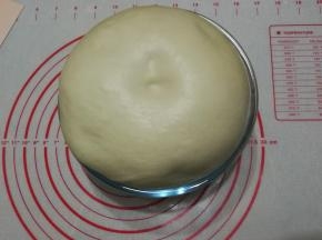 揉好的面团保鲜膜覆盖，放至温暖的地方发酵至两倍或者两倍半大。