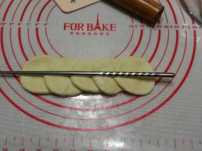 取一个面团擀成圆片，擀成类似饺子皮形状，五个圆片叠加在一起，用筷子在中间压一下。