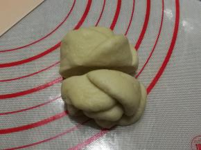 从上往下卷起，用切面团在中间切开。分成两朵玫瑰花一共14朵。