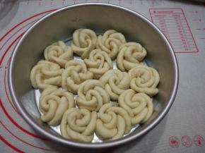 依次放入涂了油的圆形模具，保鲜膜覆盖进行二次发酵。