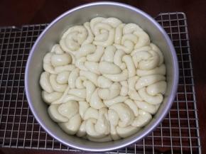 二次发酵两倍大，表面刷全蛋液。