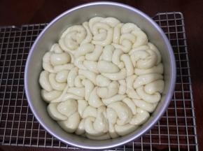 二次发酵两倍大，表面刷全蛋液。