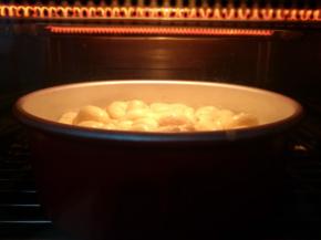 放入嫩烤箱中下层，180度烘烤20分钟，烘烤十分钟表面上色后加盖锡纸。普通烤箱提前预热，175度中层烘烤20分钟。