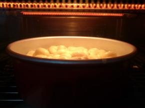 放入嫩烤箱中下层，180度烘烤20分钟，烘烤十分钟表面上色后加盖锡纸。普通烤箱提前预热，175度中层烘烤20分钟。