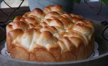 出炉后，放至冷却架稍微凉下。脱模，凉透。