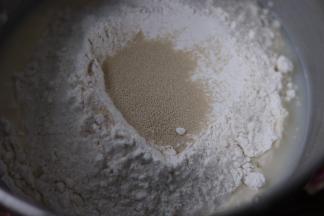 面团材料中黄油以外的所有食材混合，揉成光滑的面团。