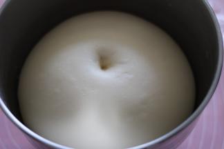 基础发酵至两倍或者两倍半大，手指沾面粉戳孔，不塌陷不回弹即可。