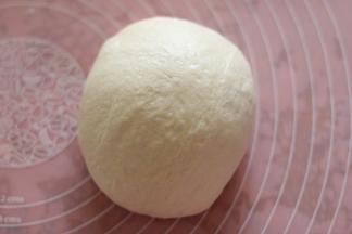 将发酵好的面团按压排气滚圆，放入冰箱冷冻松弛30分钟。（冷冻是为了后面好整形，冻到面团变硬但是可以擀开的程度，具体时间由面团厚度和冰箱温度来决定）