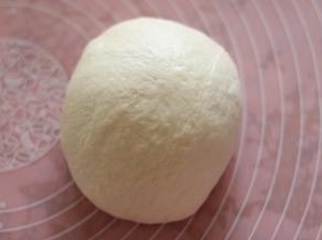 将发酵好的面团按压排气滚圆，放入冰箱冷冻松弛30分钟。（冷冻是为了后面好整形，冻到面团变硬但是可以擀开的程度，具体时间由面团厚度和冰箱温度来决定）