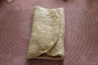 两侧向中间折叠。