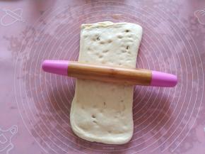 从中间往上下两端擀长。