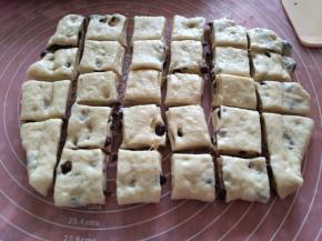 再次擀开成面片，切成自己适合的大小方块。