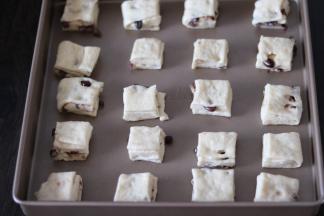 依次放入烤盘，保鲜膜覆盖进行二次发酵。